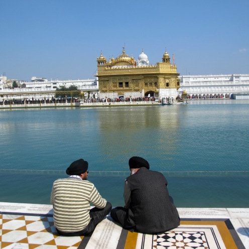 Pellegrini sikh dinanzi al Tempio d'Oro di Amritsar, nel Punjab indiano. Il Tempio d'Oro  il luogo pi sacro per la religione Sikh. ANSA/Mimmo Torrese